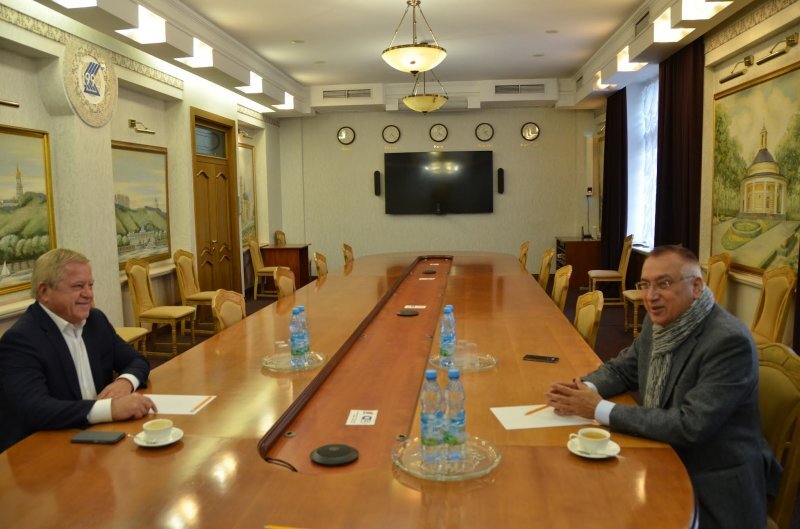 А. Кінах зустрівся із Послом України в Киргизстані В. Жовтенком
