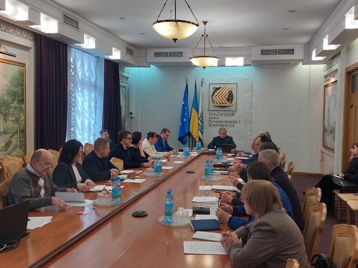 Антикризовий штаб виступає за більшу мобілізацію економіки на потреби оборони
