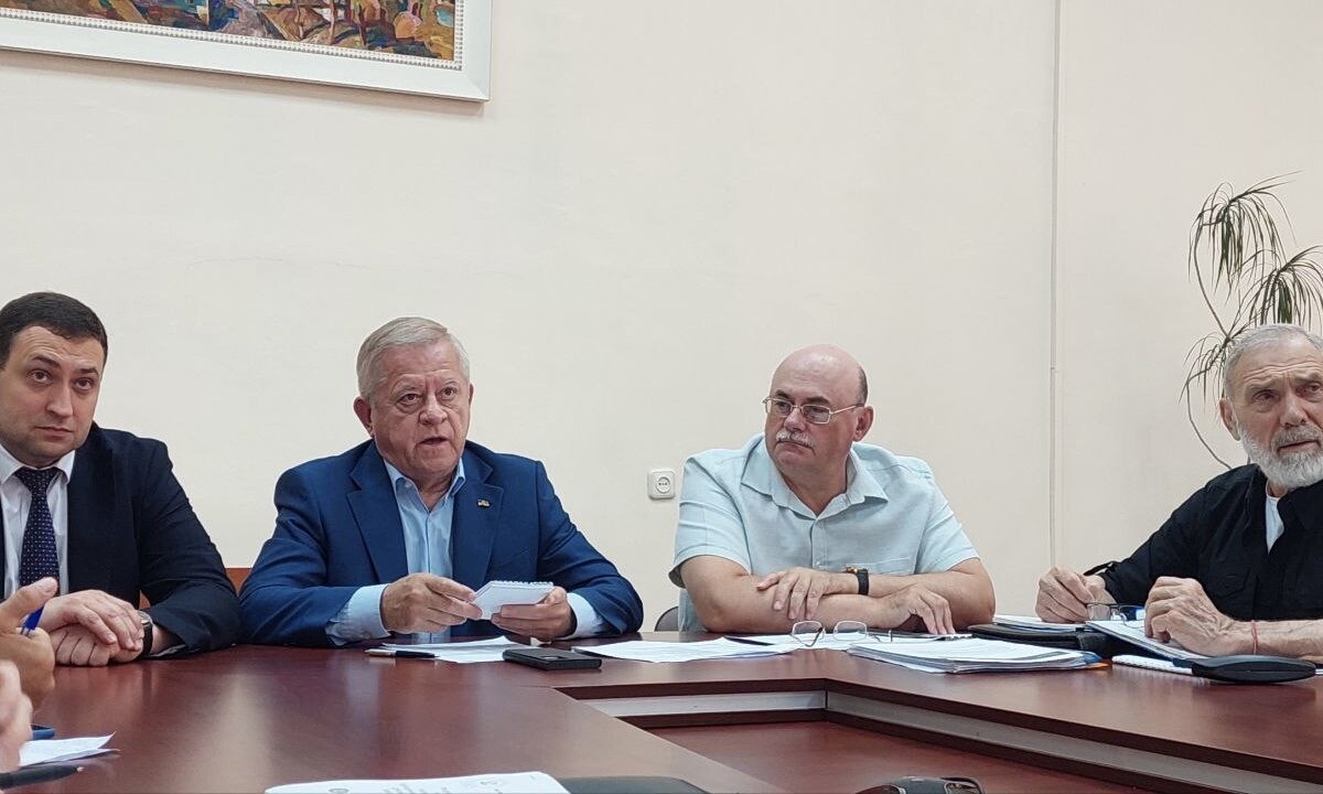 Поки науковці та роботодавці борються із дефіцитом робочої сили і демографічним спадом, деякі посадовці борються із громадськими організаціями