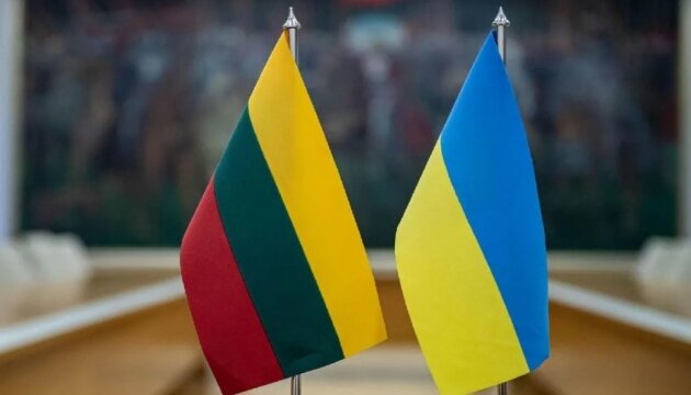 Делегація депутатів першого скликання на чолі з А.Кінахом відвідає Вільнюс на запрошення Сейму Литви