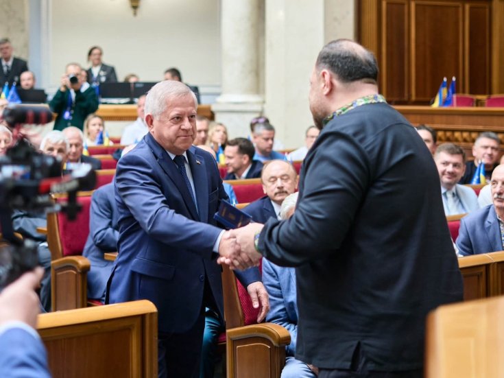 Анатолій Кінах отримав статус Засновника сучасної держави Україна